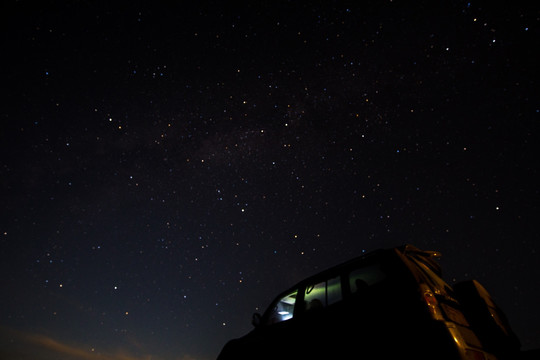 星空下的越野车