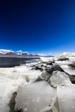 雪山下结冰的多情湖