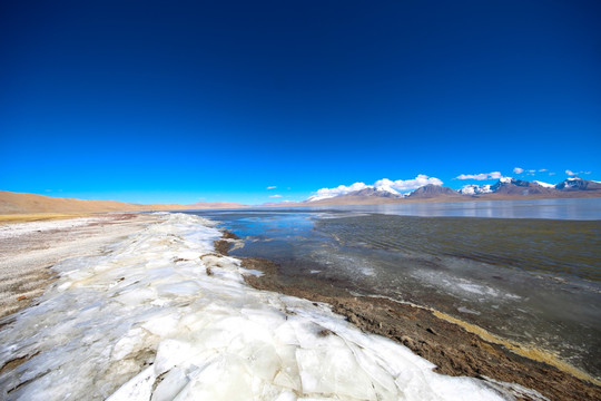 雪山下结冰的多情湖