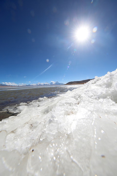 雪山下结冰的多情湖