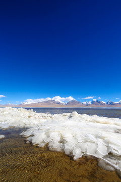 雪山下结冰的多情湖