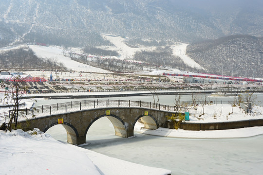 西岭雪山 冰封湖面 石拱桥