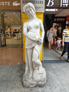 步行街祼女雕塑