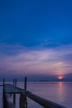 海边日出