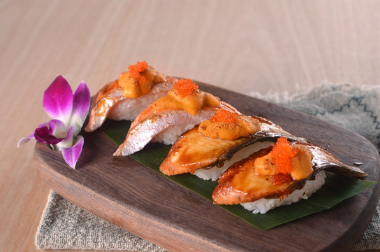 海胆鱼腩寿司海胆鳗鱼寿司