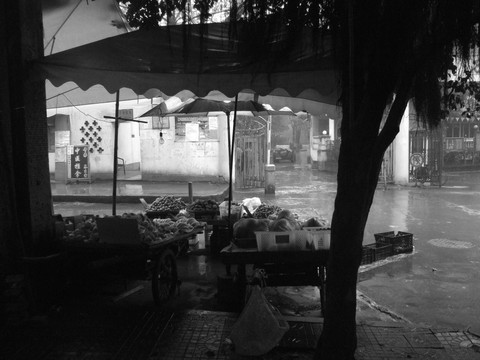 重庆老街雨中
