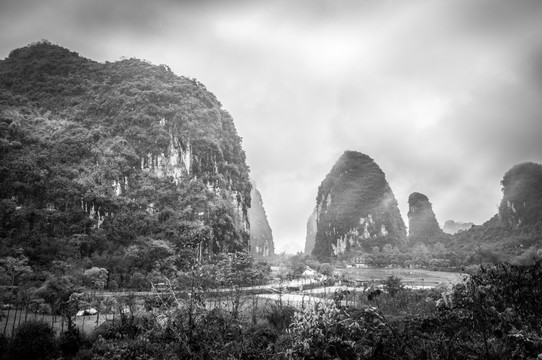 雾色山景