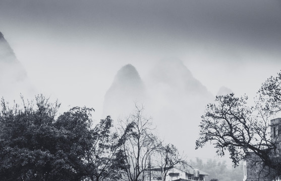 雾色山景