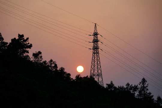 电线塔下的夕阳