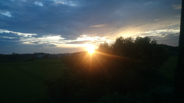 列车上的夕阳印象