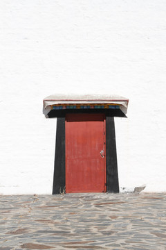 白墙中的红木门