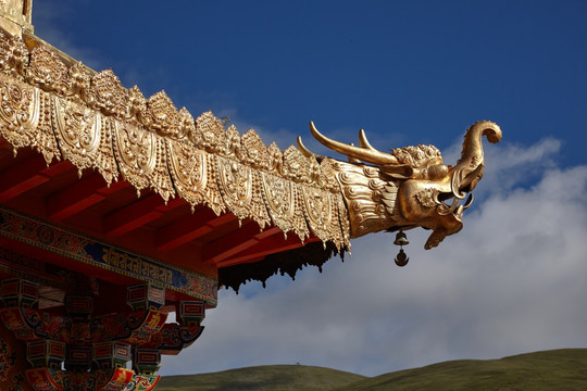 藏族寺院金色屋檐瓦楞