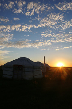 蓝天夕阳下的草原蒙古包
