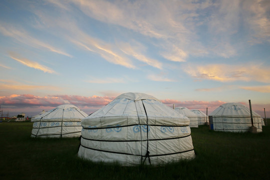 草原晚霞中中的蒙蒙古古包包