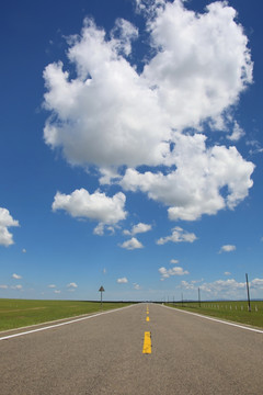 草原风光白云和公路