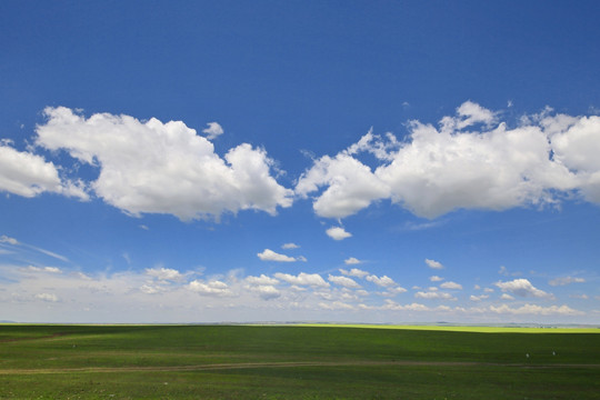 草原上美丽的白云和蓝天