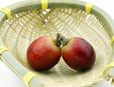 竹篮里的两粒葡萄