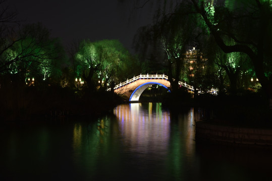 大明湖夜景