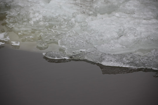 早春 冰雪融化 残冰