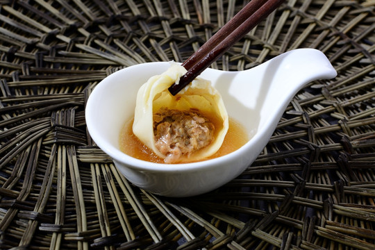 驴肉灌汤小笼包