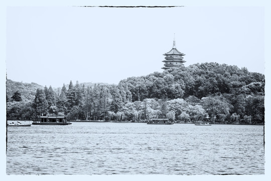 杭州西湖雷峰塔黑白照片