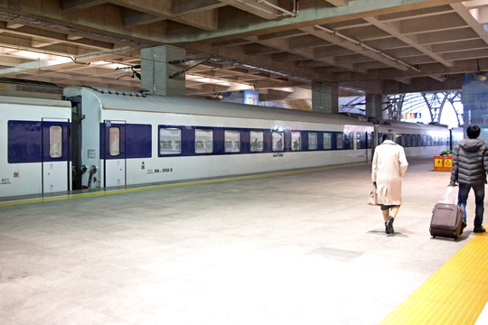 汉口火车站 站台 高铁 列车