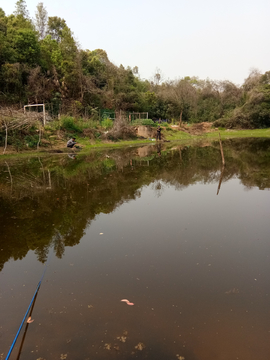 乡村池塘钓鱼