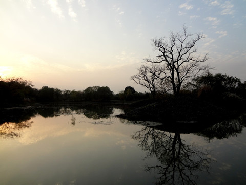 坝上湖边