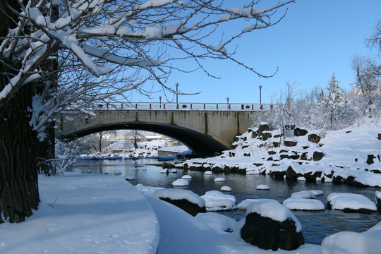 大桥雪景