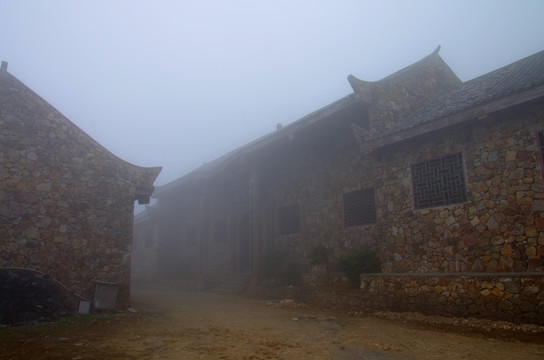 雾中的石屋