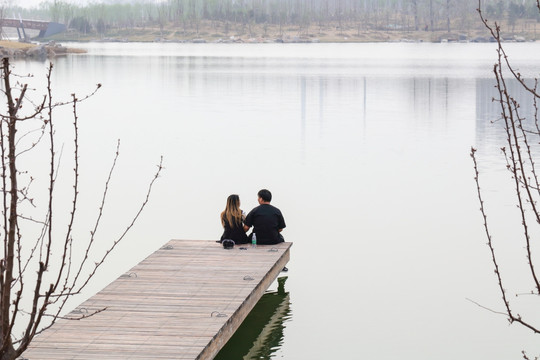 湖边的恋人 坐在河边的恋人