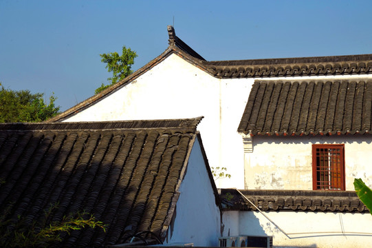 白墙与尖尖的屋顶