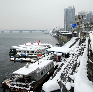 襄阳汉江北岸码头雪后小景
