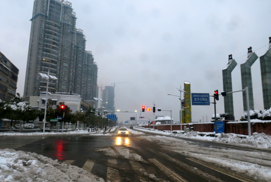 襄阳沿江大道雪景