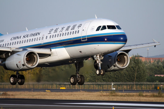 民航飞机降落 中国南方航空公司