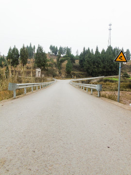 乡村公路交叉路向右转弯交通指示