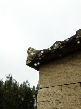 古代建筑屋檐石岩雕刻图