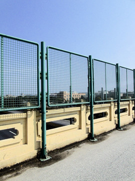 公路护栏栅栏摄影图