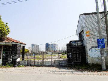 破旧倒闭的工厂大门摄影图
