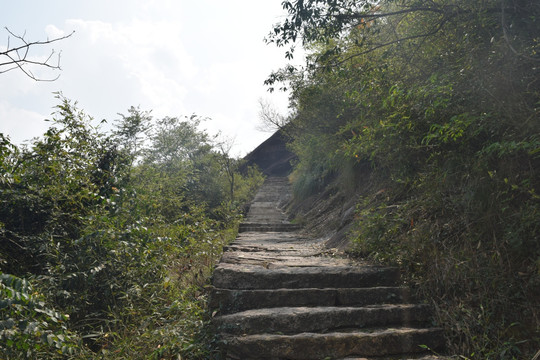 双溪寺的石台阶山路