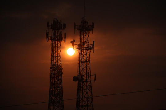 夕阳 电线塔
