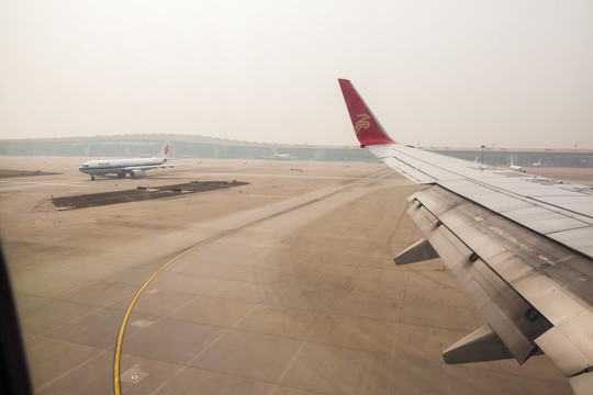 雾霾中的北京机场