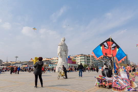 雕像广场放风筝