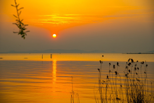 夕阳映红太湖湖面