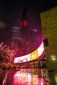 皇庭广场雨中的女孩