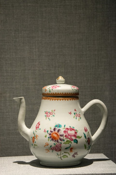 珐琅彩花卉纹茶壶