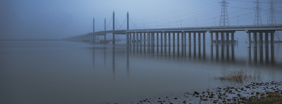 长桥晨雾