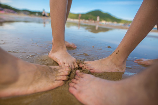 海滩踩水