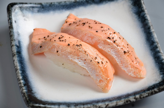 黑椒三文鱼腩寿司
