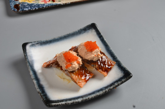 吞沙三文鱼皮寿司